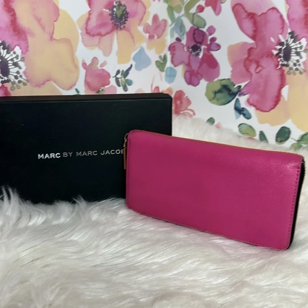 💯Authentic Marc by Marc Jacobs Orange Zip Wallet🍀
